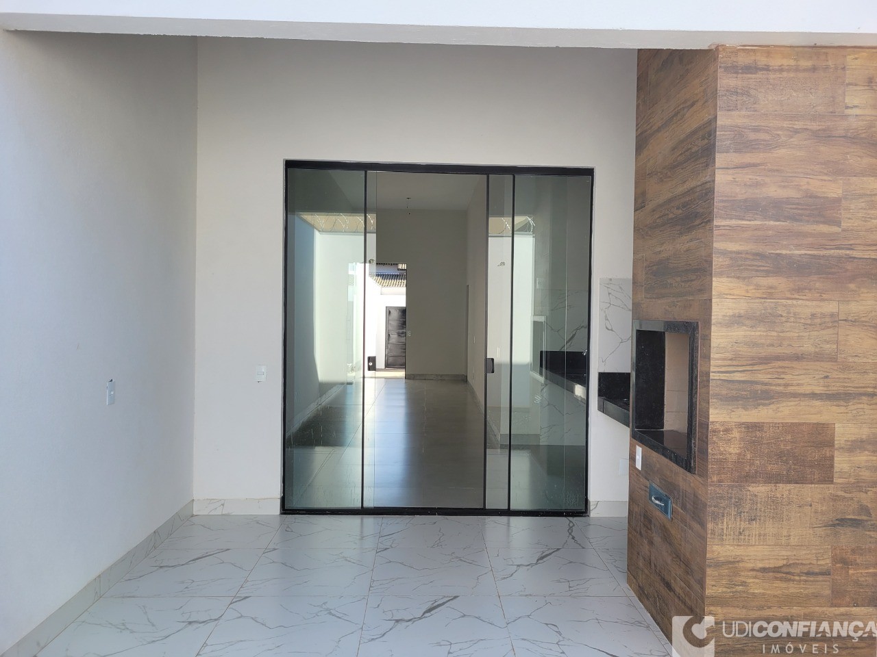 Casa à venda com 3 quartos, 85m² - Foto 1