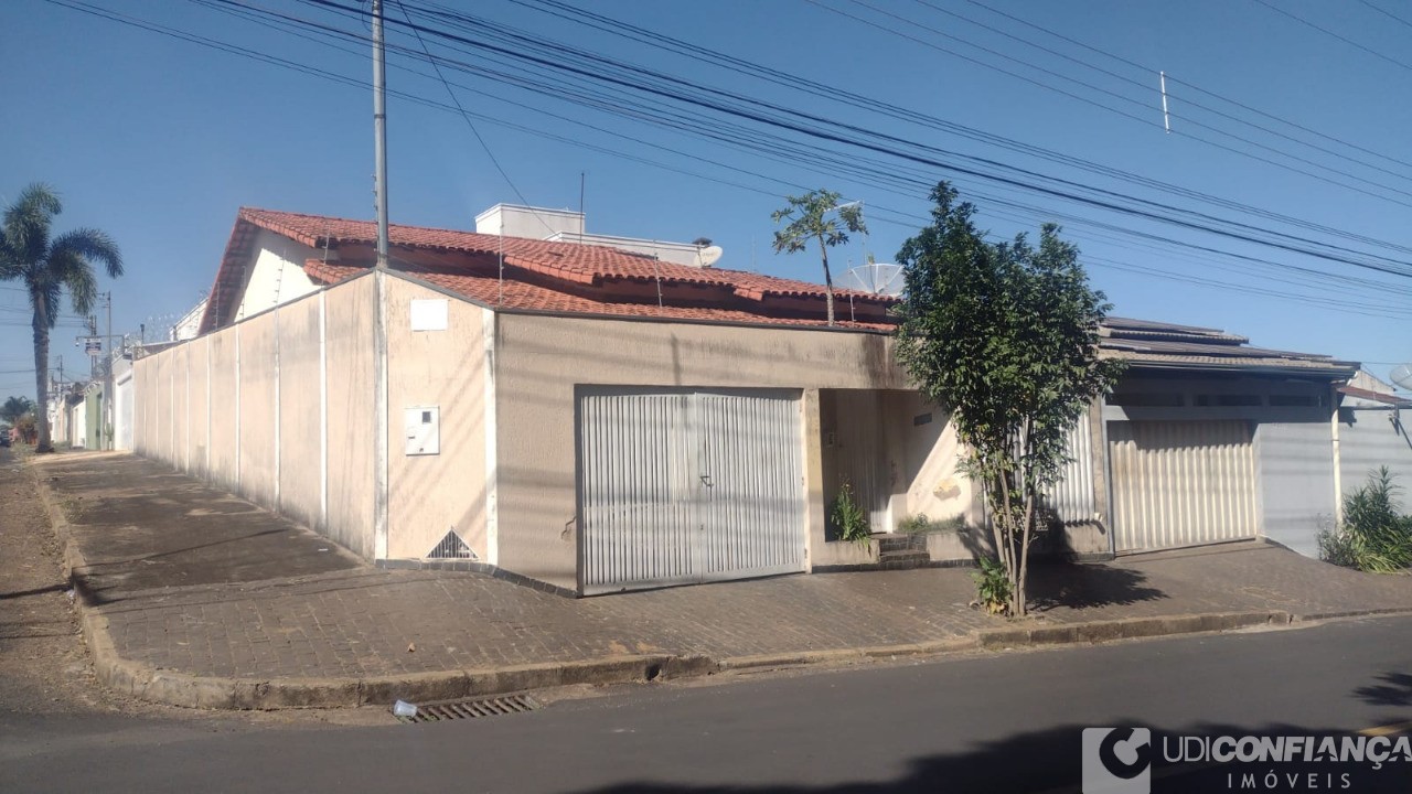 Casa à venda com 3 quartos, 130m² - Foto 1