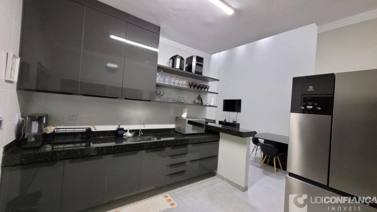 Casa à venda com 4 quartos, 180m² - Foto 1