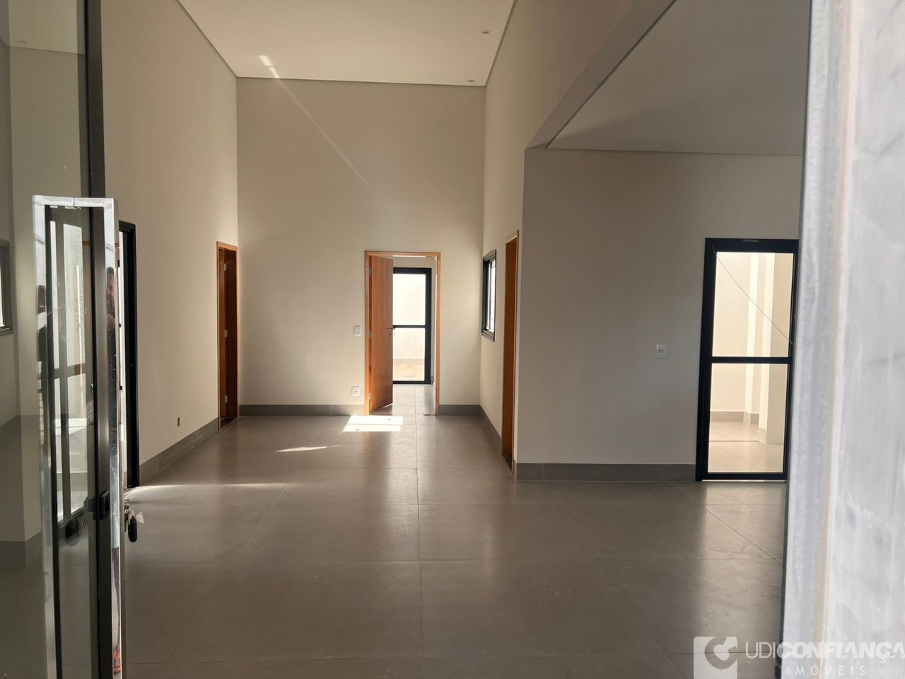 Casa à venda com 3 quartos, 220m² - Foto 3