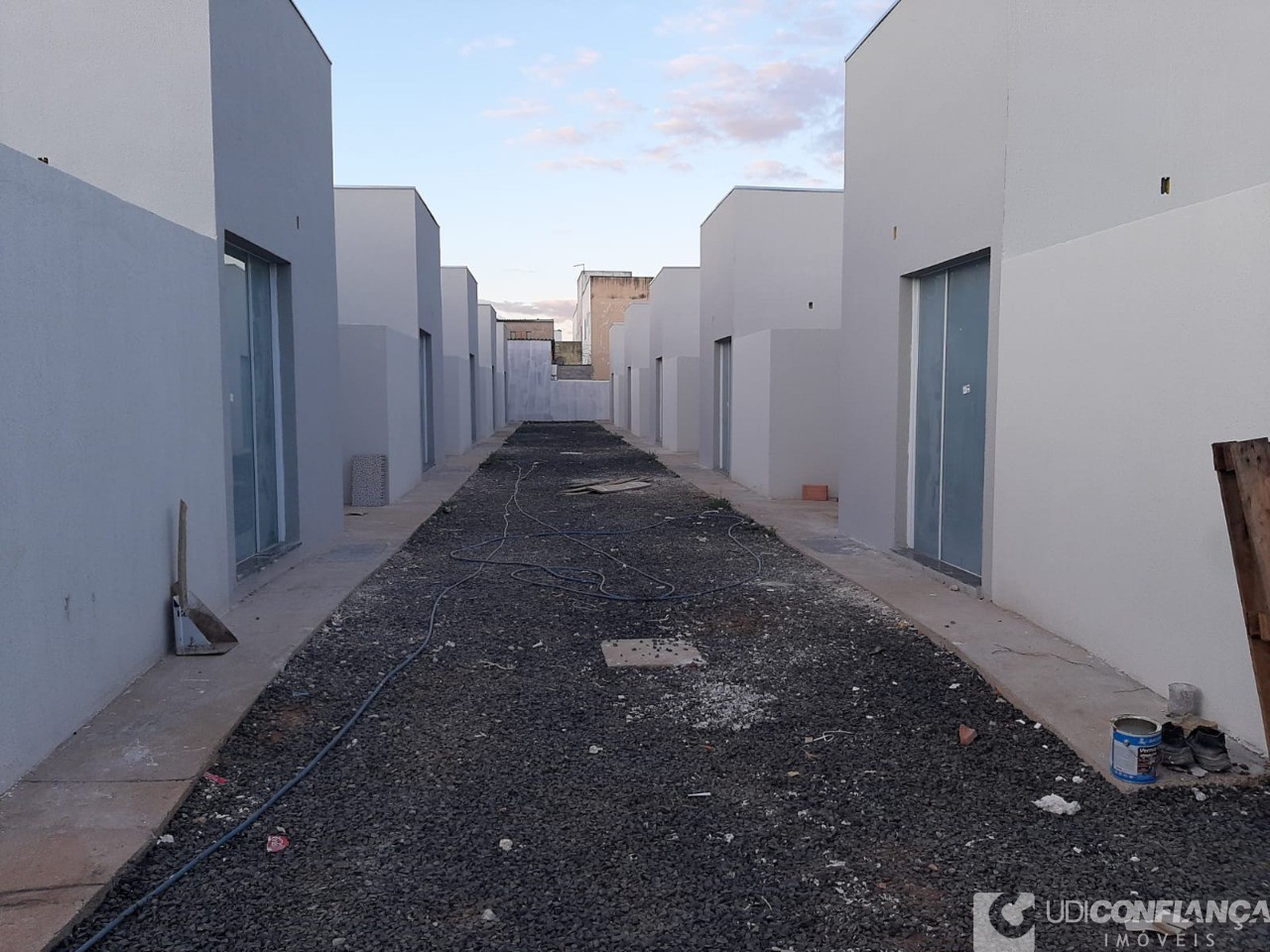 Casa à venda com 2 quartos, 60m² - Foto 2