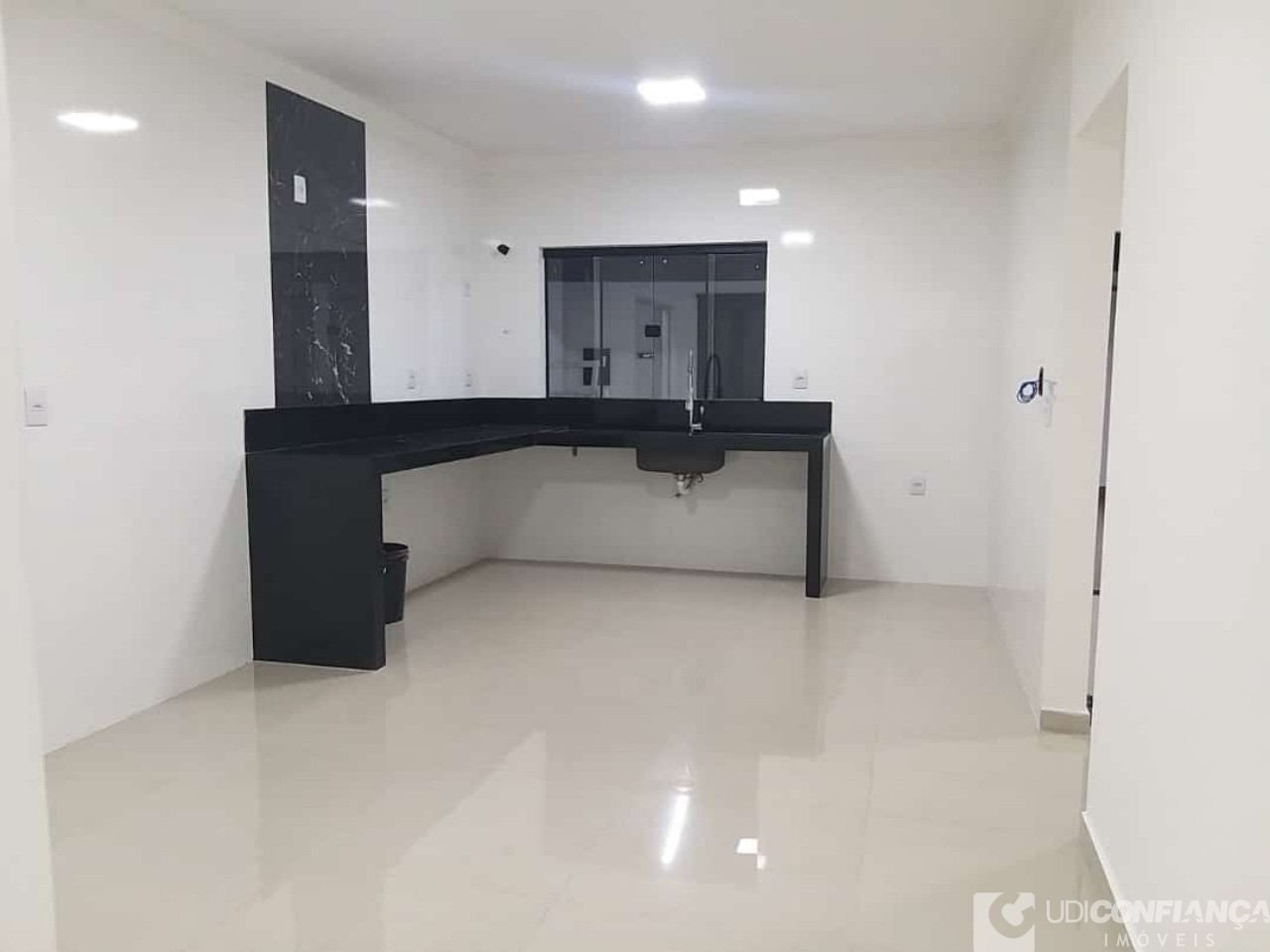 Casa à venda com 3 quartos, 210m² - Foto 3