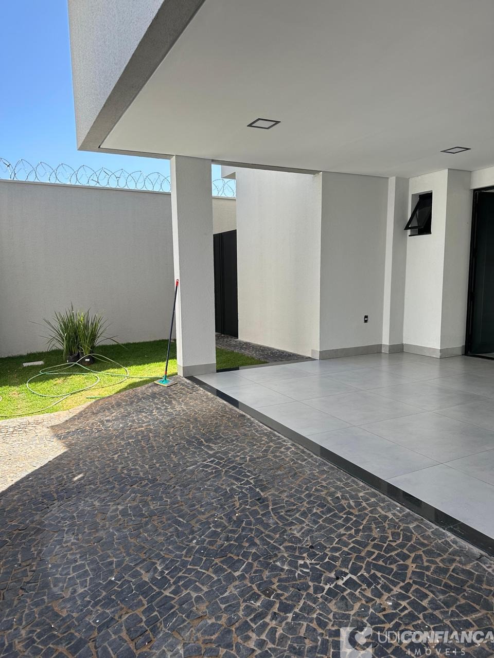 Casa à venda com 3 quartos, 250m² - Foto 1