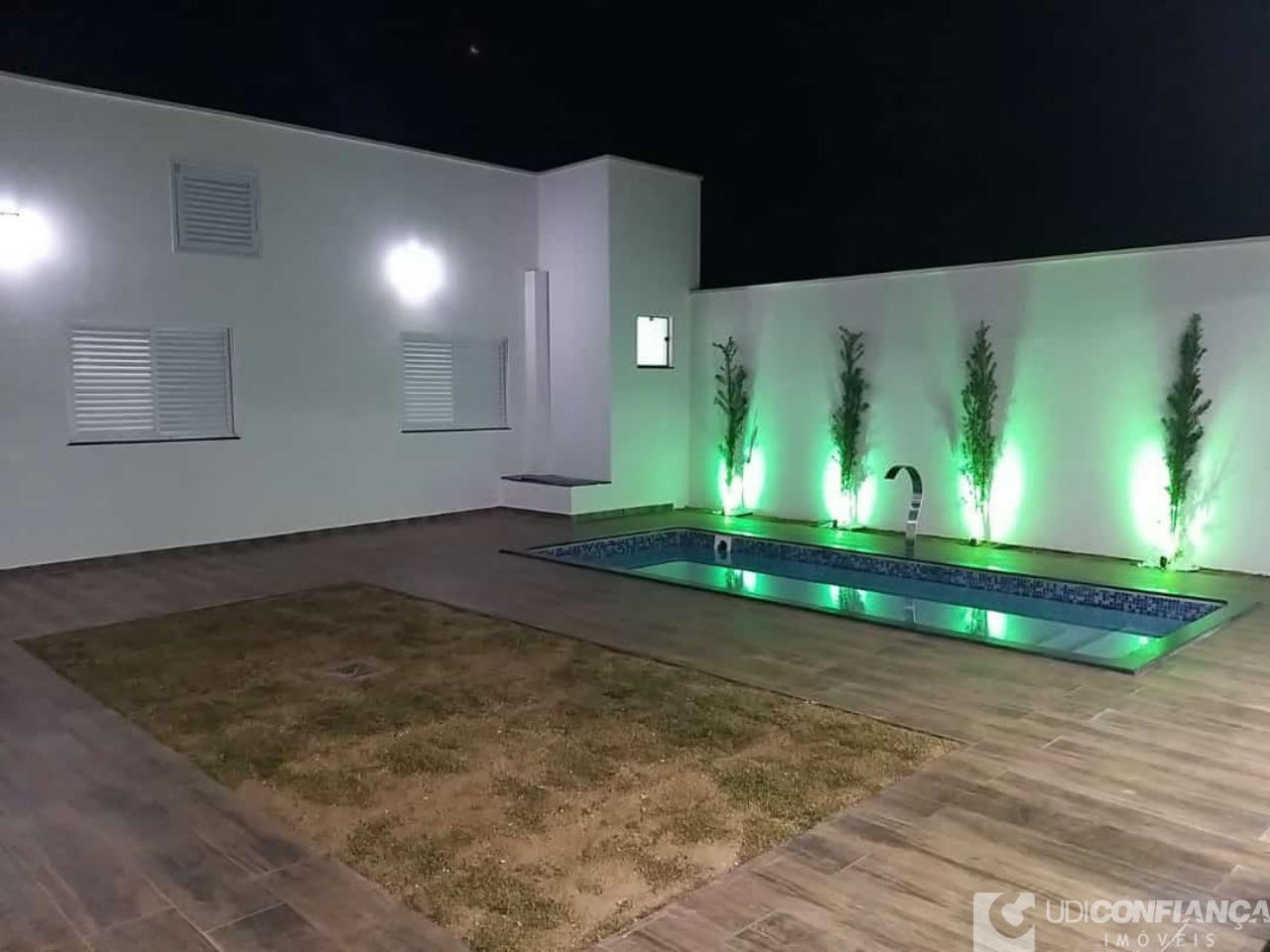 Casa à venda com 3 quartos, 210m² - Foto 1