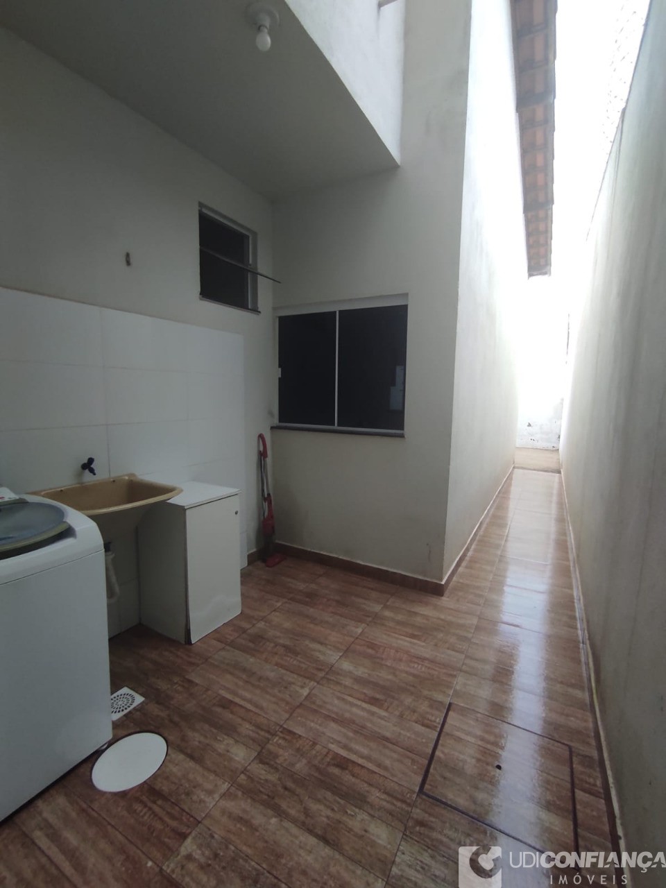 Casa à venda com 2 quartos, 80m² - Foto 2