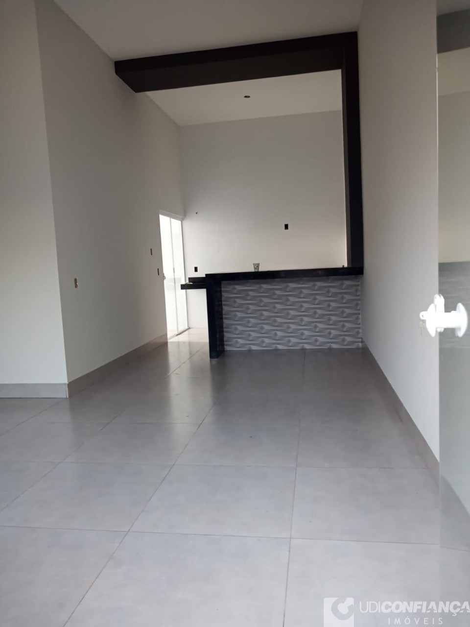 Casa à venda com 3 quartos, 75m² - Foto 1