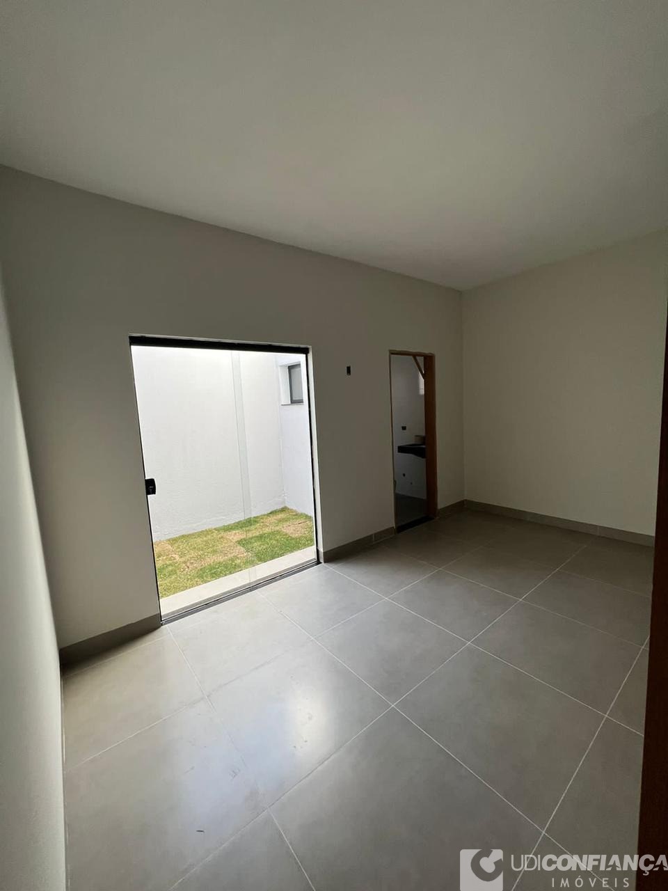 Casa à venda com 2 quartos, 75m² - Foto 1