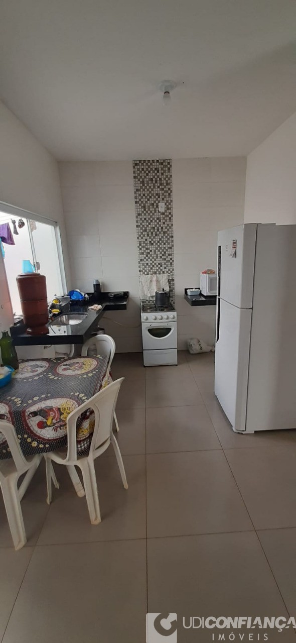 Casa à venda com 2 quartos, 65m² - Foto 1