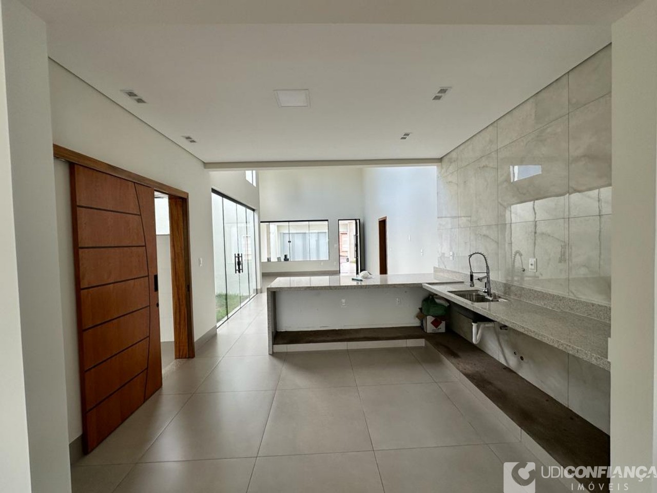 Casa à venda com 3 quartos, 179m² - Foto 1