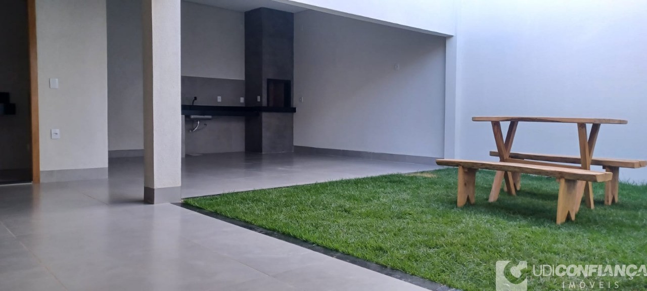 Casa à venda com 3 quartos, 185m² - Foto 1