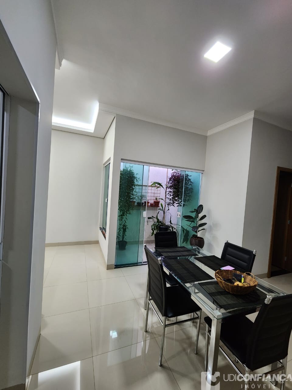 Casa à venda com 2 quartos, 125m² - Foto 1