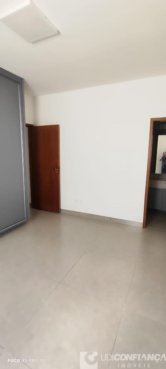 Casa à venda com 4 quartos, 230m² - Foto 2