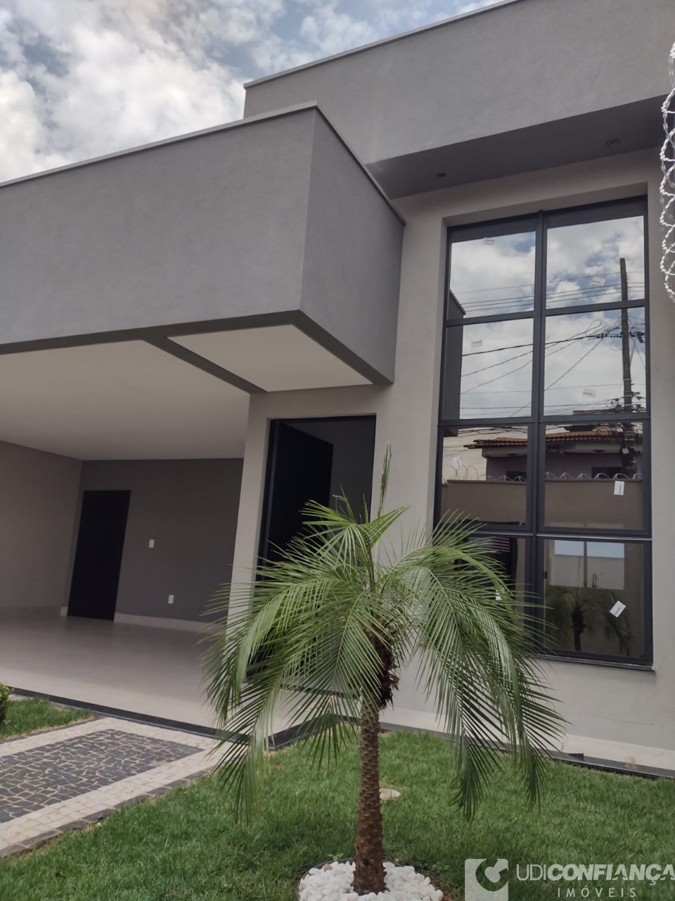 Casa à venda com 3 quartos, 161m² - Foto 1