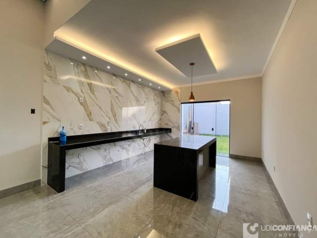 Casa à venda com 3 quartos, 110m² - Foto 2