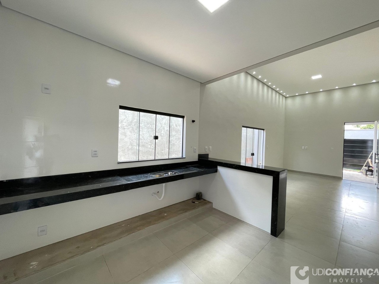 Casa à venda com 3 quartos, 130m² - Foto 1