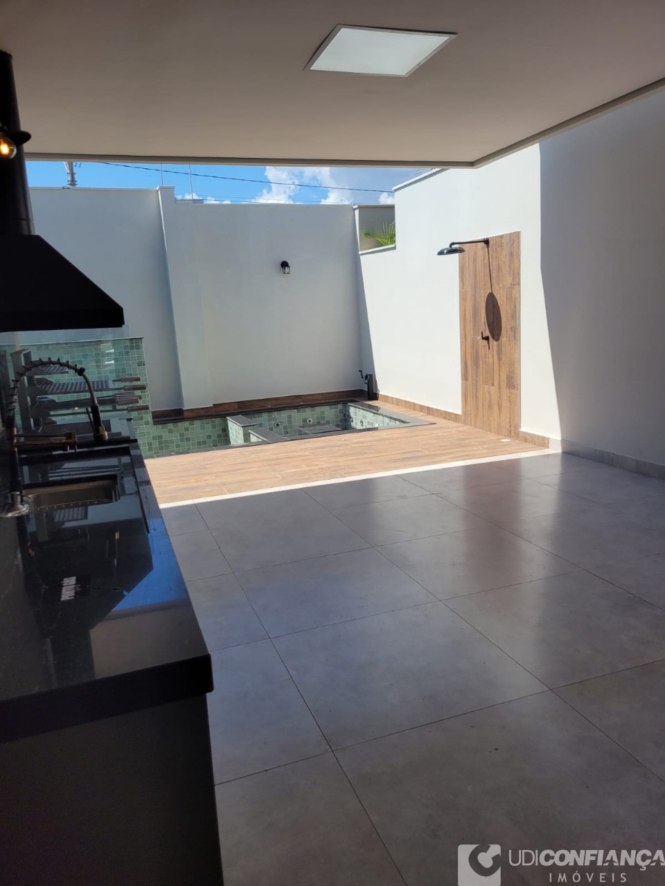 Casa à venda com 3 quartos, 210m² - Foto 1