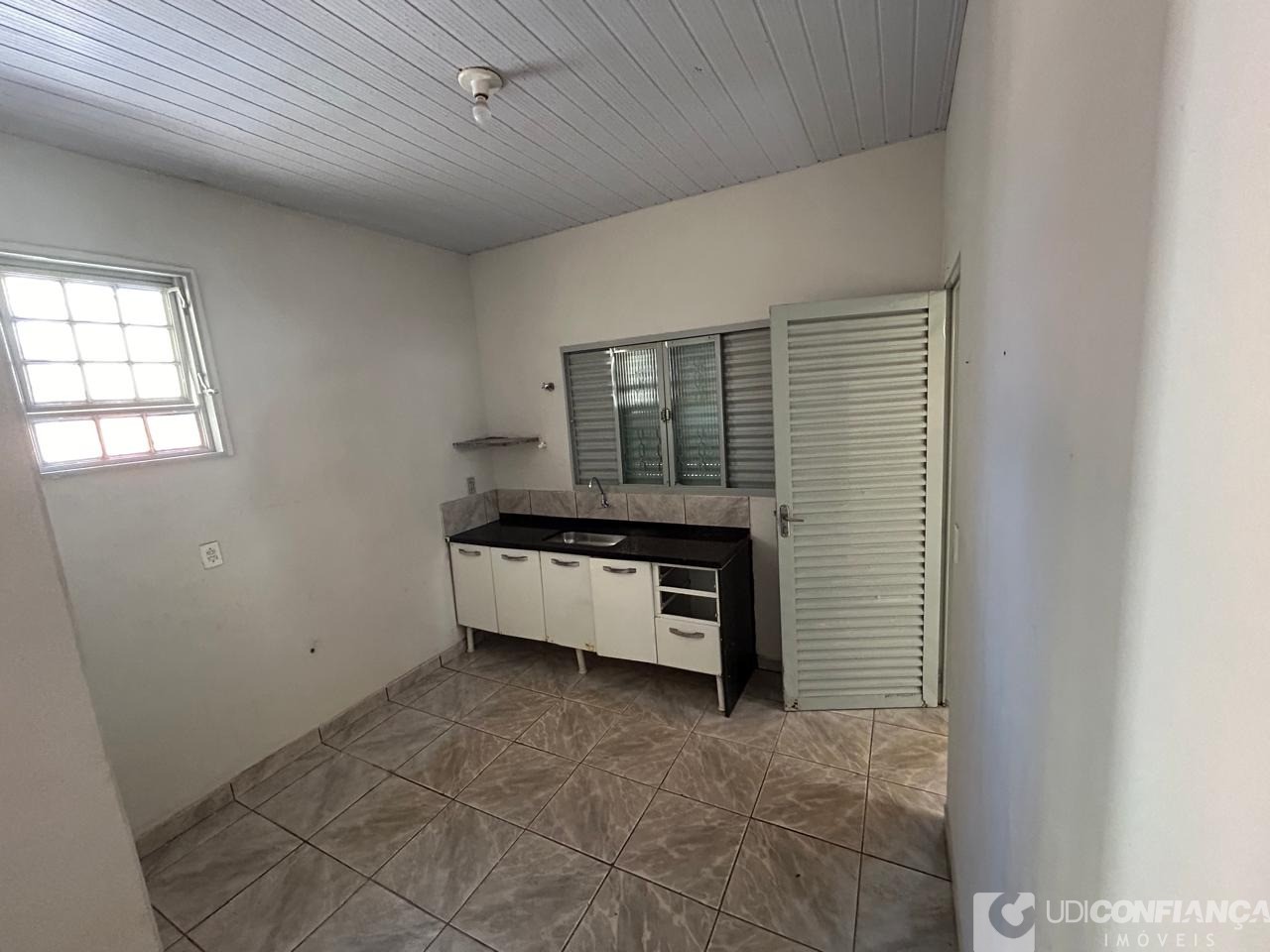 Casa à venda com 2 quartos, 115m² - Foto 2