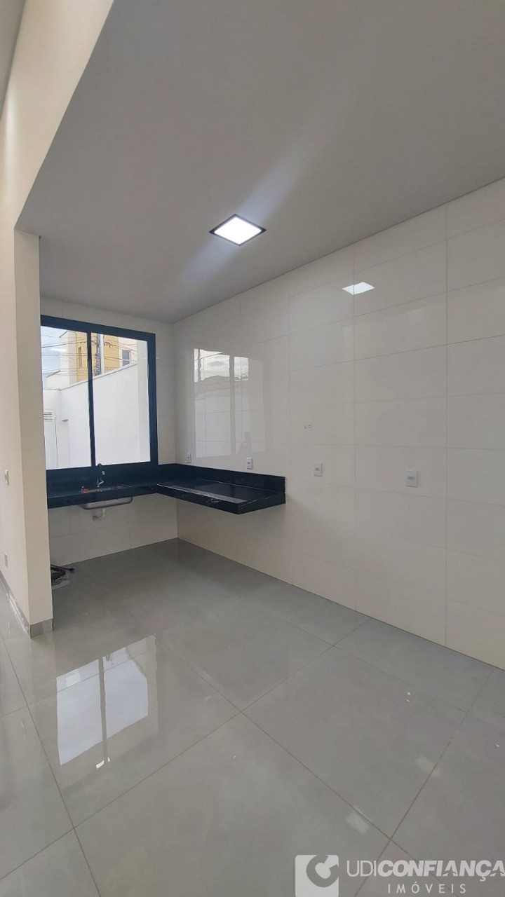 Casa à venda com 3 quartos, 80m² - Foto 4