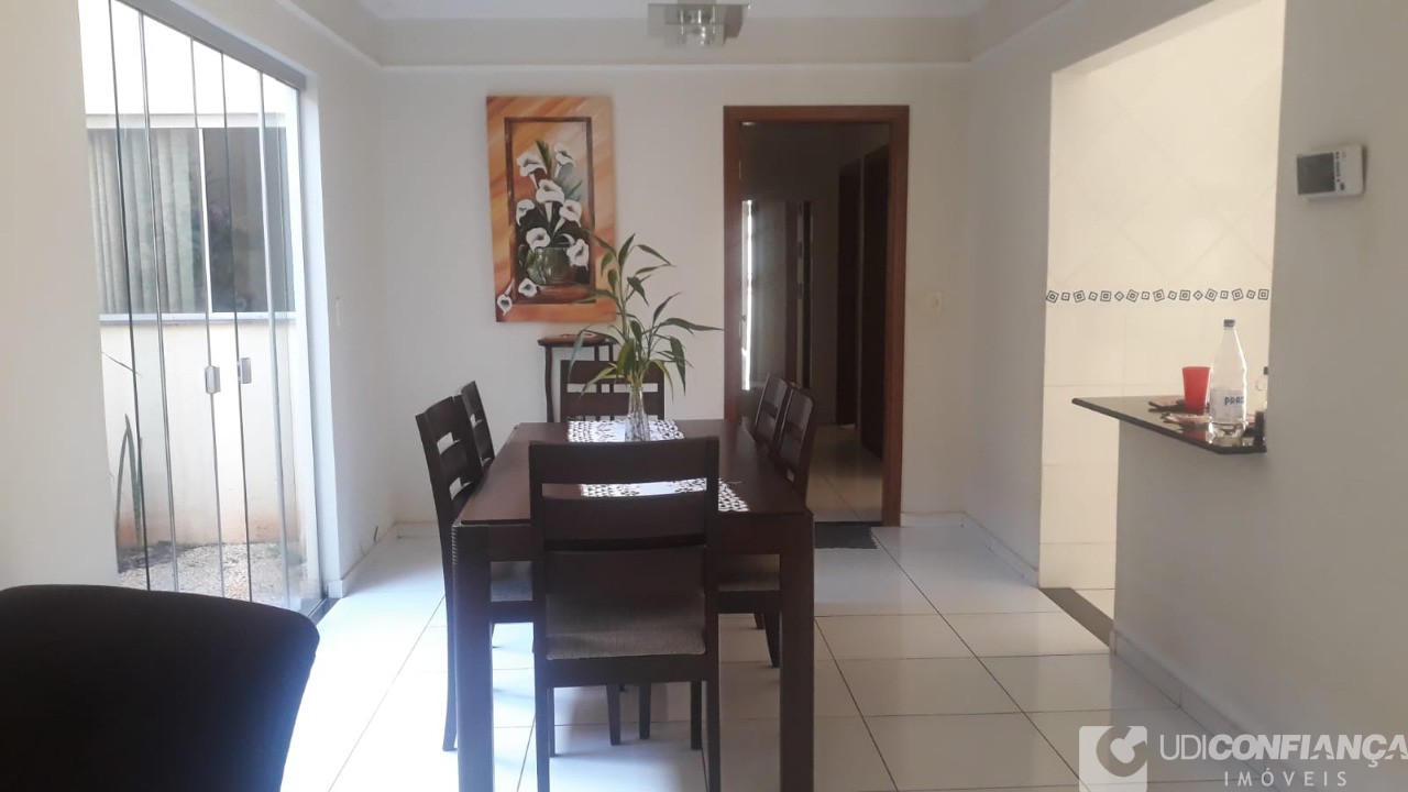 Casa à venda com 3 quartos, 175m² - Foto 1