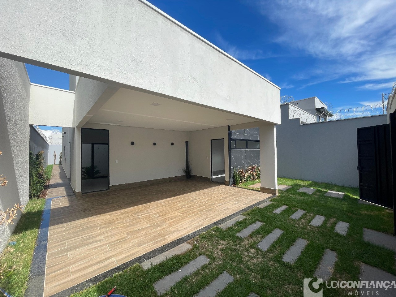 Casa à venda com 3 quartos, 165m² - Foto 1