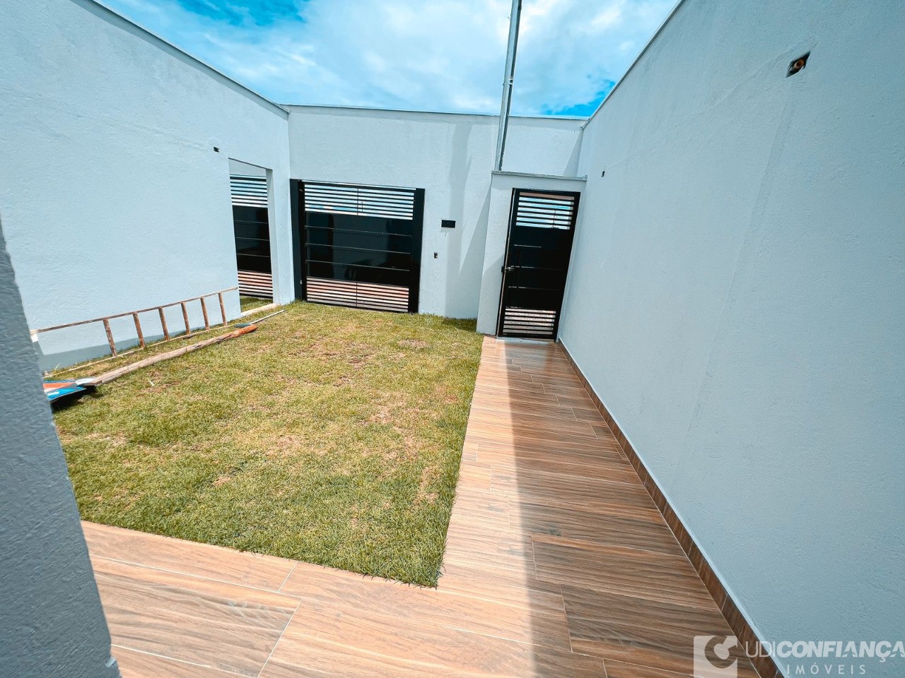 Casa à venda com 2 quartos, 64m² - Foto 1