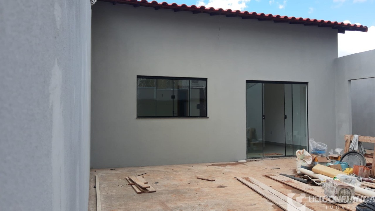 Casa à venda com 2 quartos, 55m² - Foto 1