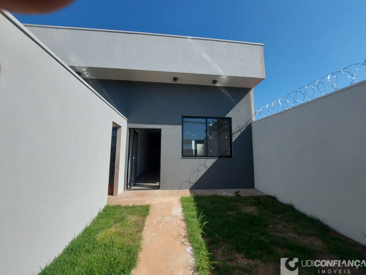 Casa à venda com 2 quartos, 72m² - Foto 1