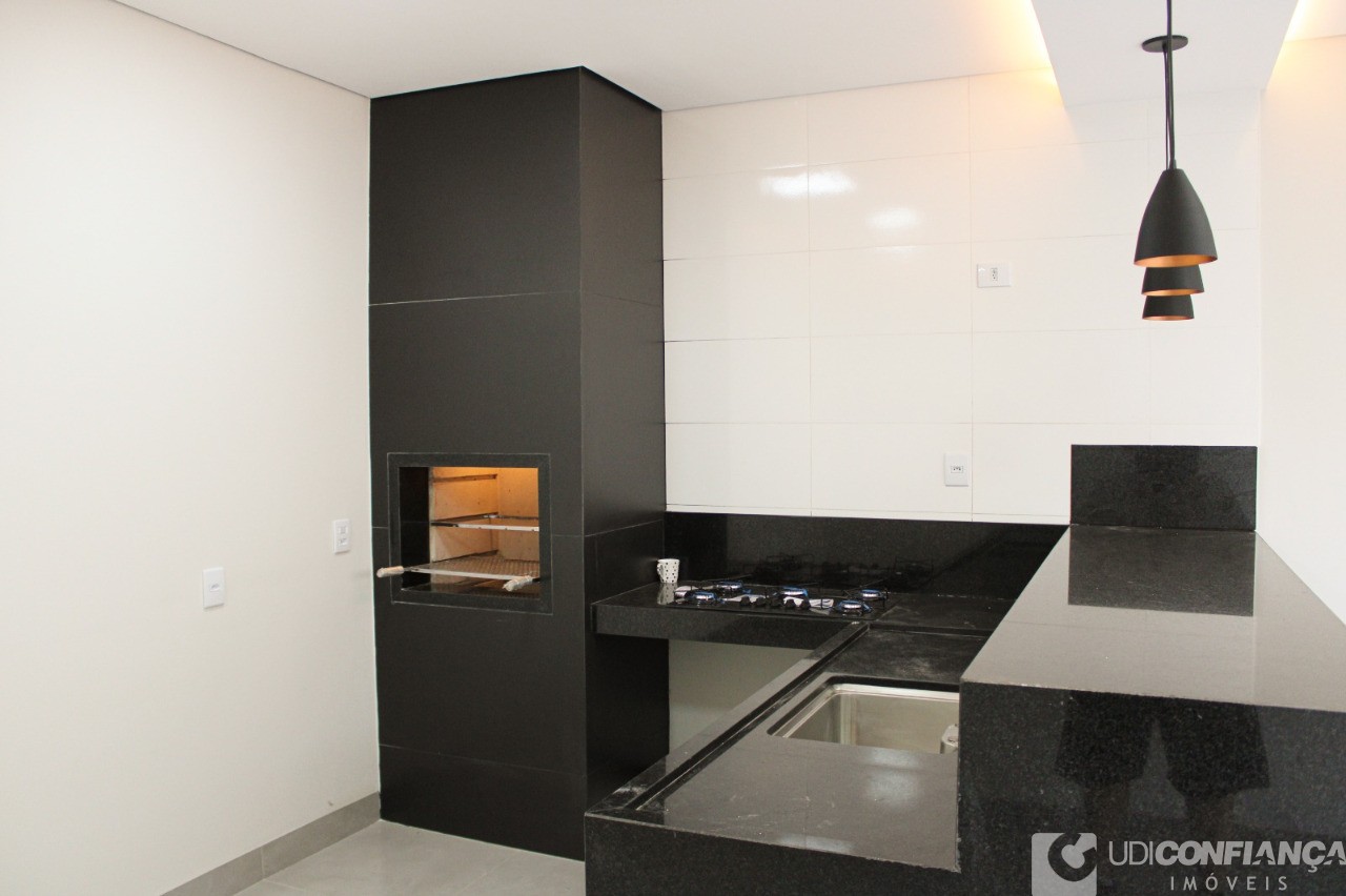 Casa à venda com 3 quartos, 300m² - Foto 1