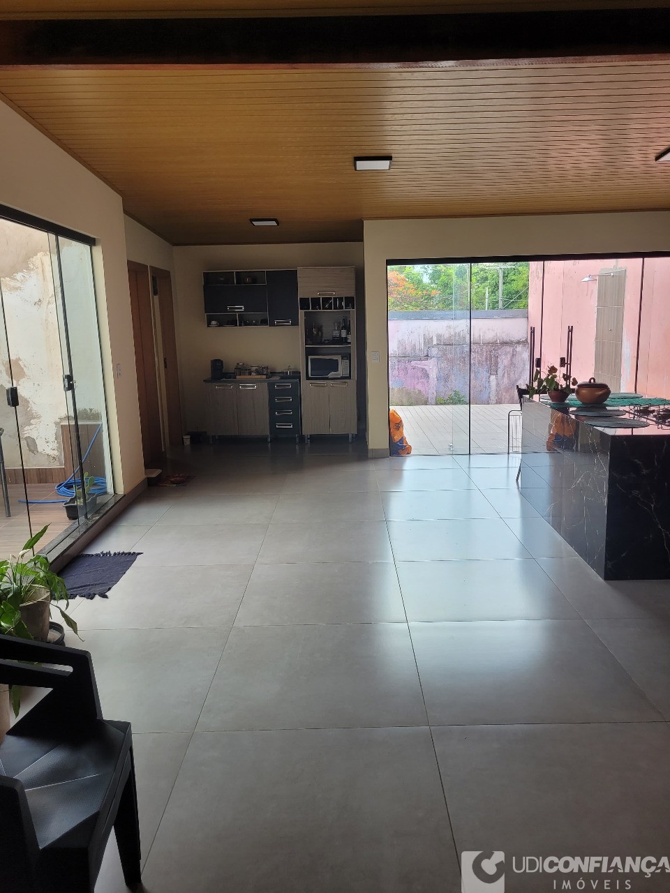 Casa à venda com 3 quartos, 210m² - Foto 1