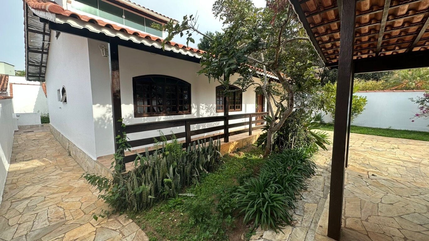 Casa à venda com 3 quartos, 198m² - Foto 1