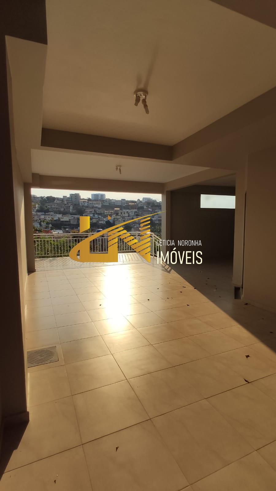 Casa à venda com 3 quartos, 250m² - Foto 4