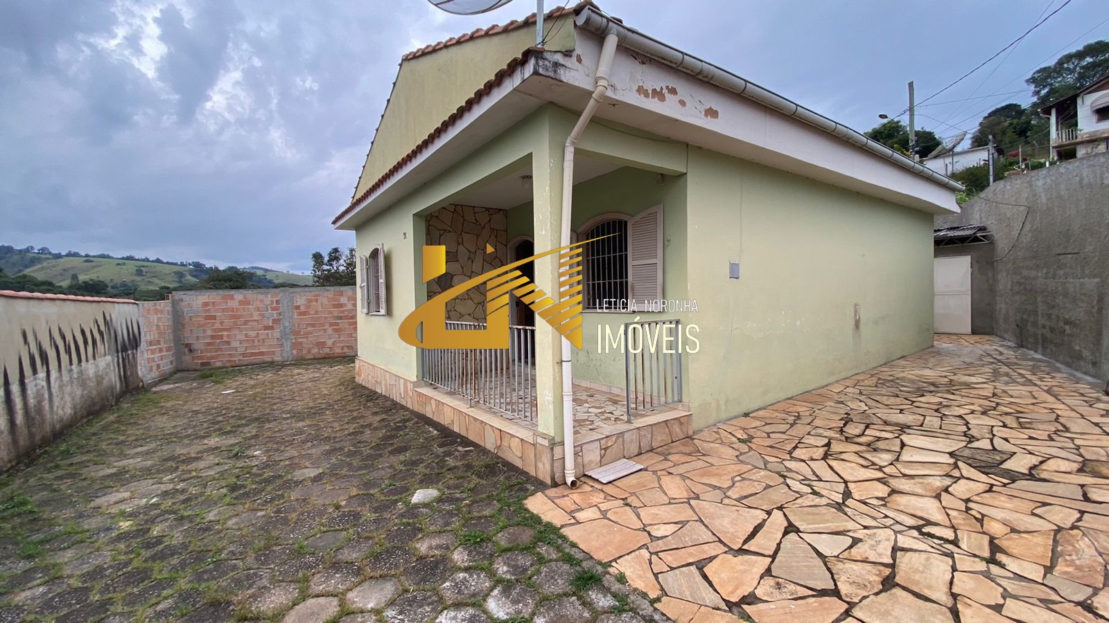 Casa à venda com 2 quartos, 185m² - Foto 1