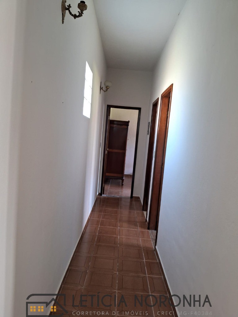 Casa à venda com 5 quartos, 215m² - Foto 17