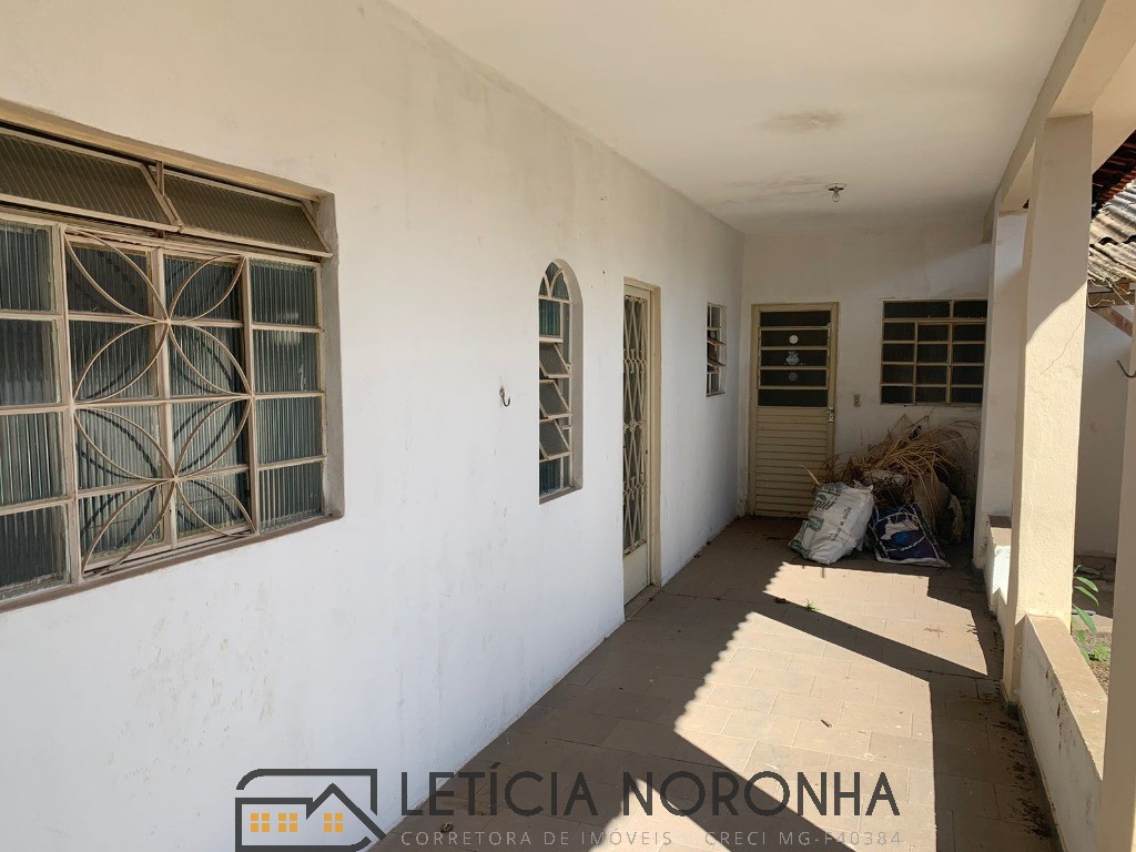 Casa à venda com 5 quartos, 173m² - Foto 4