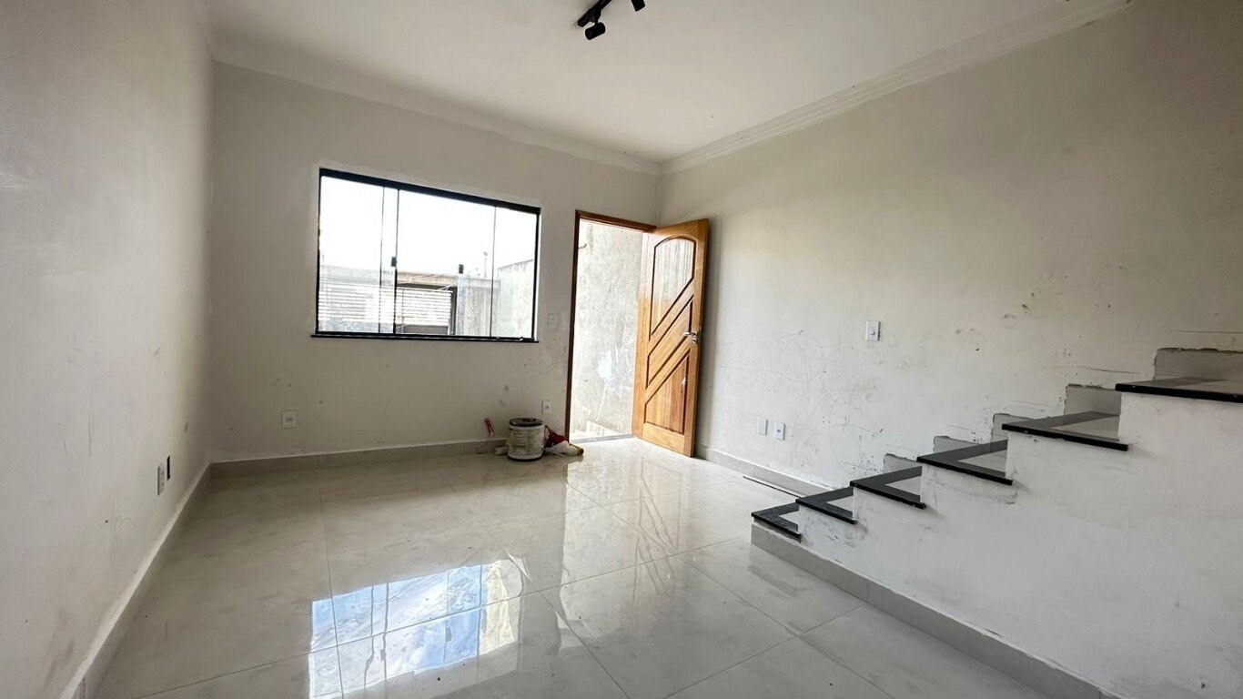 Casa à venda com 2 quartos, 70m² - Foto 1