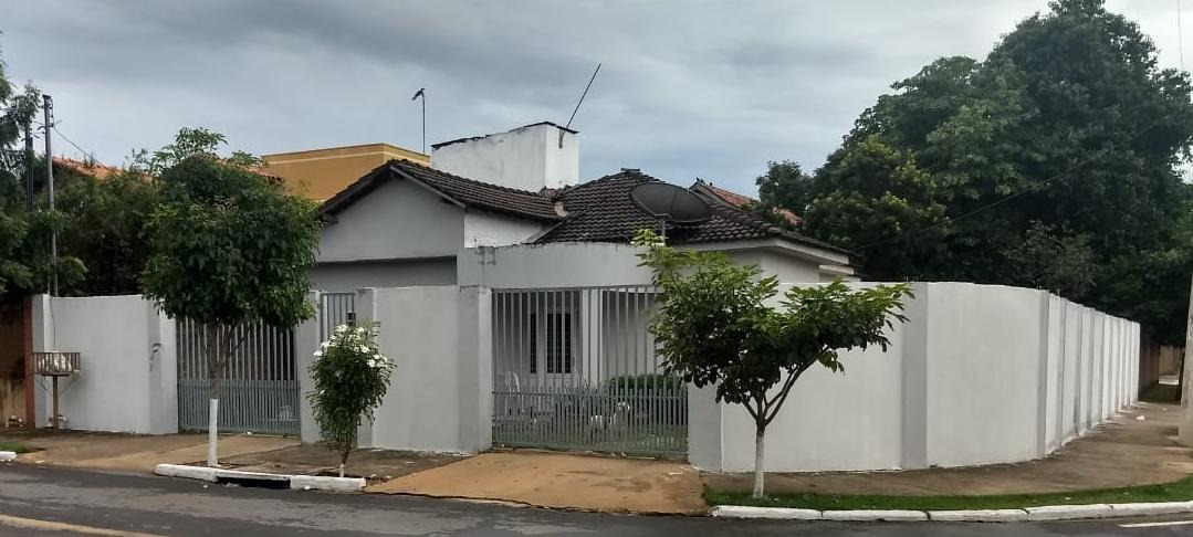 Casa à venda com 2 quartos, 100m² - Foto 1