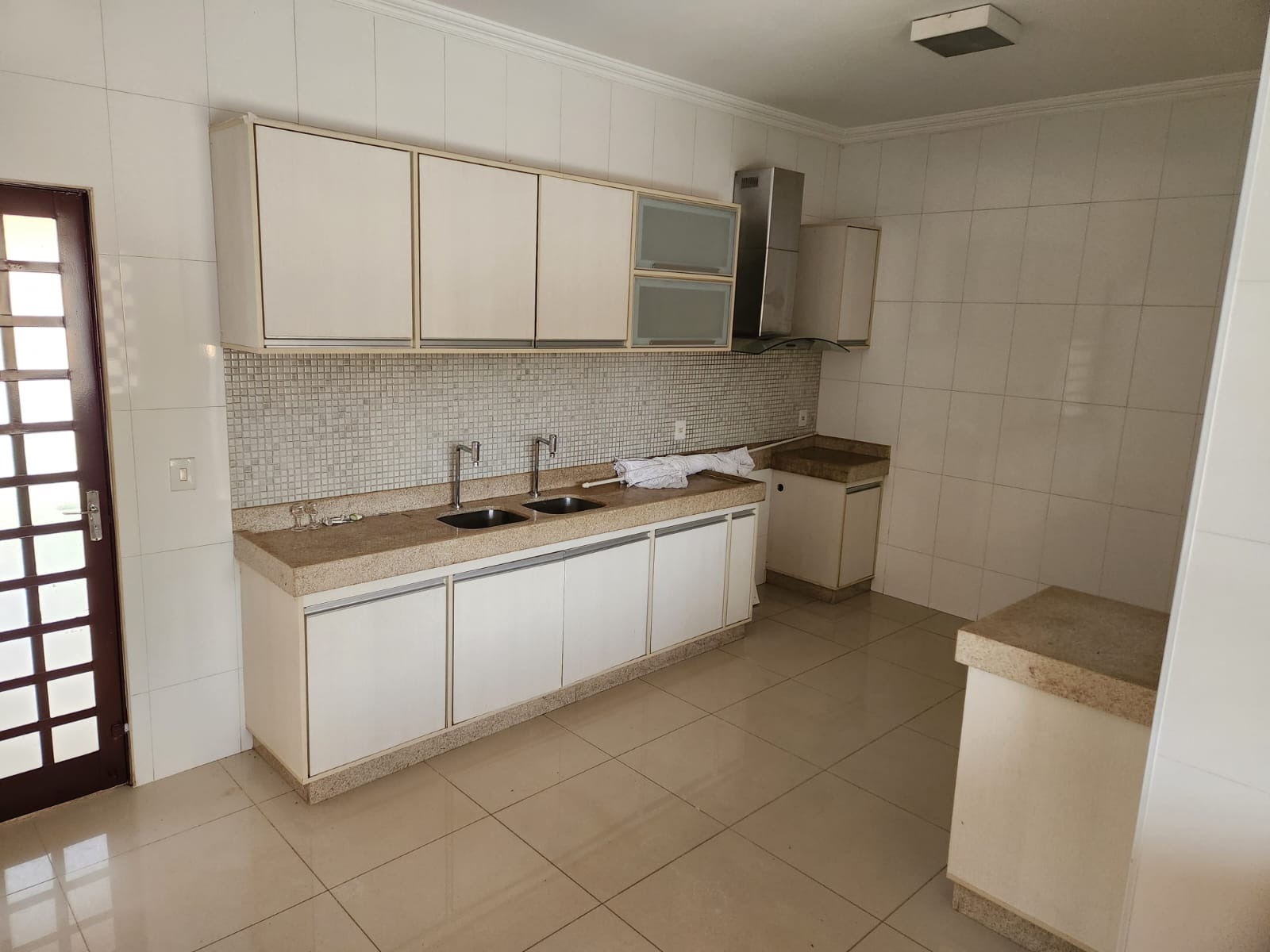 Casa à venda com 4 quartos, 309m² - Foto 4