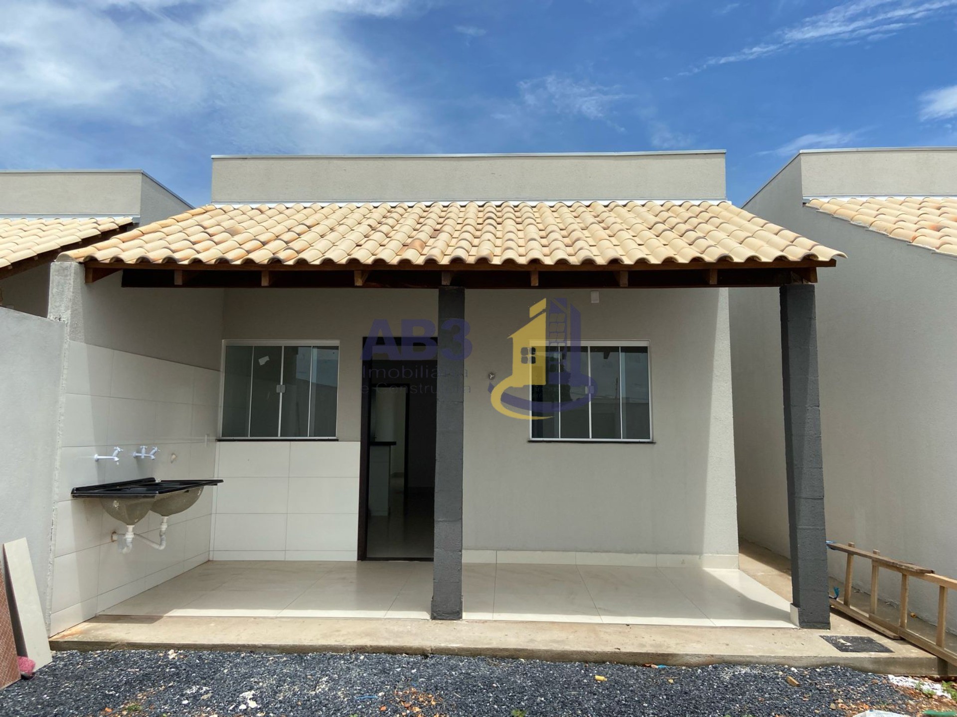 Casa à venda com 2 quartos, 70m² - Foto 1