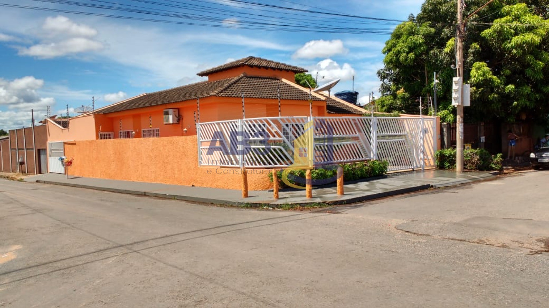 Casa à venda com 3 quartos, 200m² - Foto 1