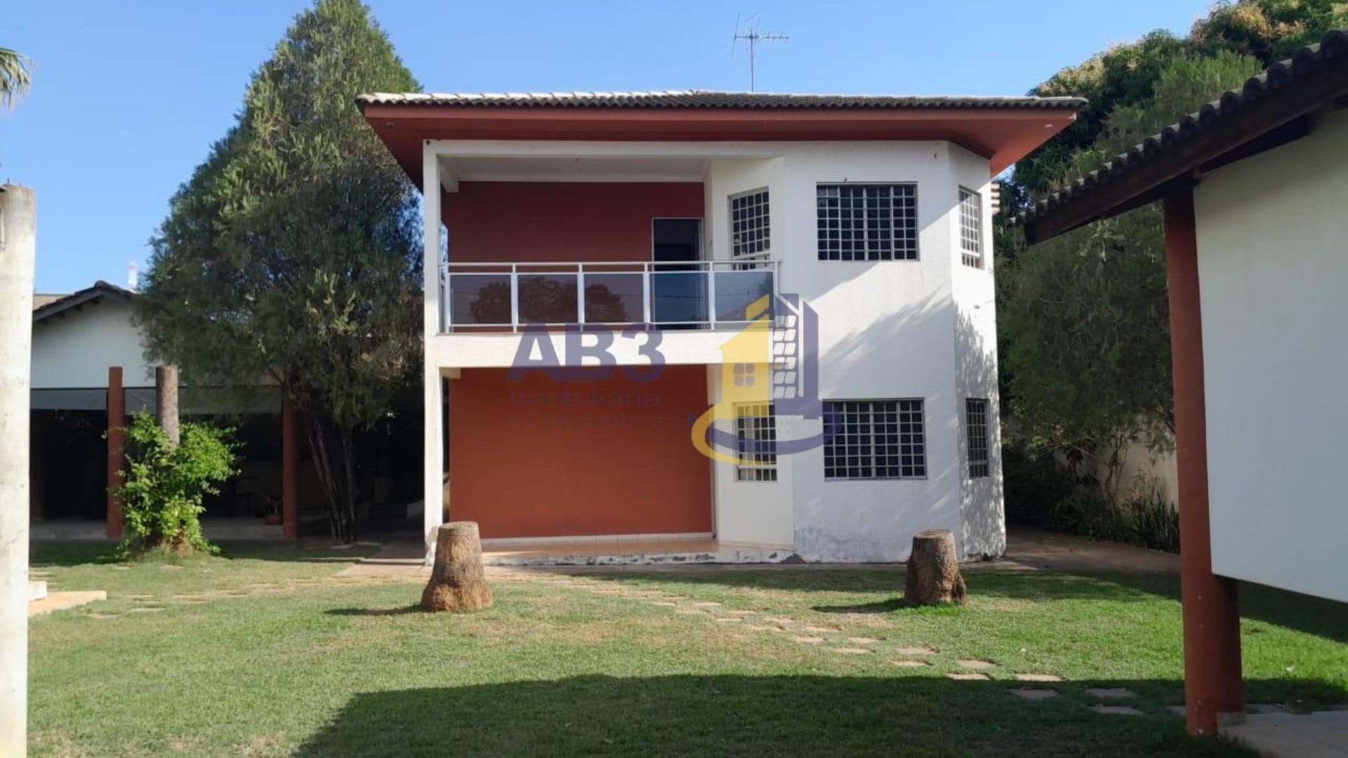 Sobrado à venda e aluguel com 3 quartos, 200m² - Foto 1