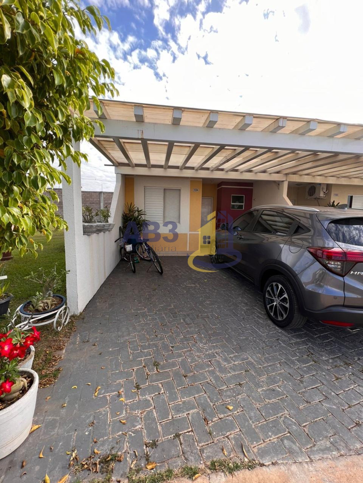 Casa à venda com 3 quartos, 120m² - Foto 1