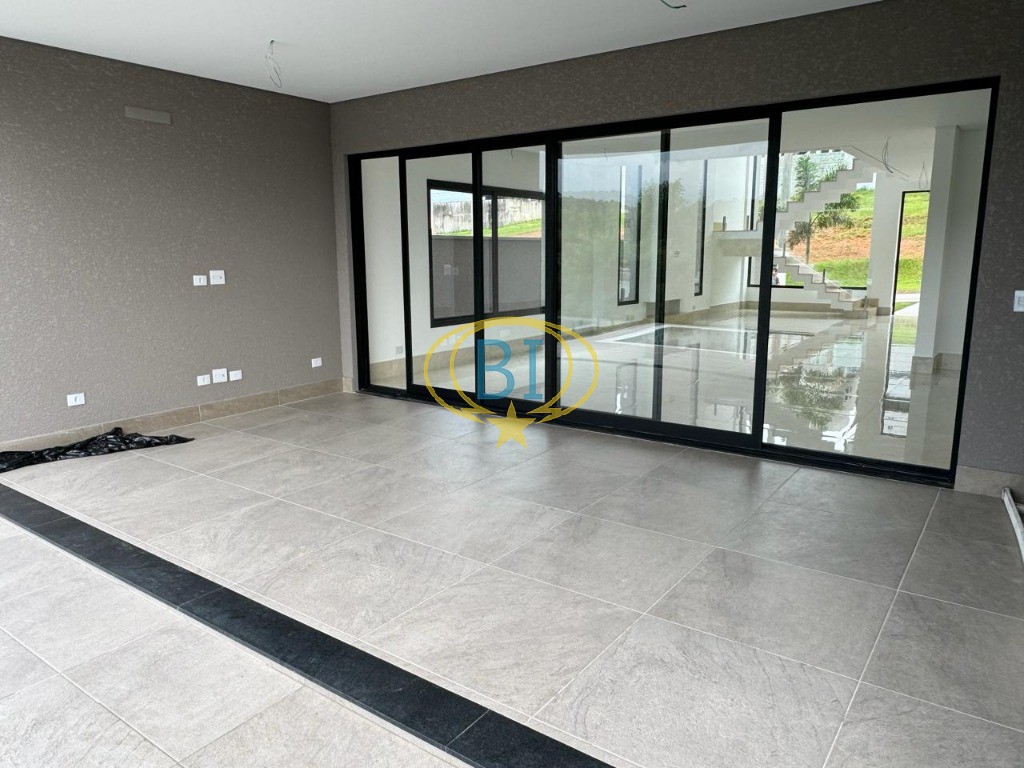 Casa à venda com 4 quartos, 306m² - Foto 1