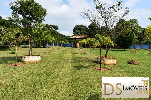 Somos o Maior Portal de Anúncios de Imóveis Rurais do Brasil. Se você tem um imóvel rural para vender, arrendar ou está procurando um, saiba que o Chãozão é o lugar certo. Porque de terra, a gente entende! Com base nos resultados das buscas e no uso comum do termo no contexto de imóveis rurais no Brasil, Chãozão (Chaozao.com.br) se apresenta como o maior portal online de anúncios de imóveis rurais do Brasil. Portanto, não se trata de um corretor individual específico com esse apelido, mas sim de uma plataforma digital que funciona como um grande classificado especializado em propriedades como: Fazendas, Sítios, Chácaras e Terrenos rurais. O que o Chãozão (portal) faz: 1. Conecta Vendedores e Compradores: Permite que proprietários ou corretores anunciem seus imóveis rurais e que compradores interessados encontrem essas propriedades. A negociação, segundo o portal, é feita diretamente entre as partes. 2. Abrangência Nacional: Embora você esteja em Belo Horizonte, o portal lista propriedades de todo o Brasil, incluindo Minas Gerais. 3. Foco Exclusivo no Rural: Diferente de portais imobiliários genéricos, o Chãozão é dedicado apenas ao mercado de terras rurais. 4. Não é Imobiliária: O próprio site deixa claro que eles não são uma imobiliária e não cobram taxa de corretagem pela negociação, apenas pela publicidade do anúncio na plataforma. Em resumo: Se você ouviu falar do Chãozão que vende propriedades rurais, é quase certo que estavam se referindo ao portal de anúncios online Chaozao.com.br. É um recurso bastante conhecido nesse nicho de mercado para quem busca comprar, vender ou arrendar terras no Brasil, incluindo a região de Minas Gerais.