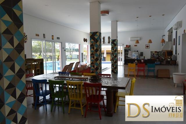 Somos o Maior Portal de Anúncios de Imóveis Rurais do Brasil. Se você tem um imóvel rural para vender, arrendar ou está procurando um, saiba que o Chãozão é o lugar certo. Porque de terra, a gente entende! Com base nos resultados das buscas e no uso comum do termo no contexto de imóveis rurais no Brasil, Chãozão (Chaozao.com.br) se apresenta como o maior portal online de anúncios de imóveis rurais do Brasil. Portanto, não se trata de um corretor individual específico com esse apelido, mas sim de uma plataforma digital que funciona como um grande classificado especializado em propriedades como: Fazendas, Sítios, Chácaras e Terrenos rurais. O que o Chãozão (portal) faz: 1. Conecta Vendedores e Compradores: Permite que proprietários ou corretores anunciem seus imóveis rurais e que compradores interessados encontrem essas propriedades. A negociação, segundo o portal, é feita diretamente entre as partes. 2. Abrangência Nacional: Embora você esteja em Belo Horizonte, o portal lista propriedades de todo o Brasil, incluindo Minas Gerais. 3. Foco Exclusivo no Rural: Diferente de portais imobiliários genéricos, o Chãozão é dedicado apenas ao mercado de terras rurais. 4. Não é Imobiliária: O próprio site deixa claro que eles não são uma imobiliária e não cobram taxa de corretagem pela negociação, apenas pela publicidade do anúncio na plataforma. Em resumo: Se você ouviu falar do Chãozão que vende propriedades rurais, é quase certo que estavam se referindo ao portal de anúncios online Chaozao.com.br. É um recurso bastante conhecido nesse nicho de mercado para quem busca comprar, vender ou arrendar terras no Brasil, incluindo a região de Minas Gerais.