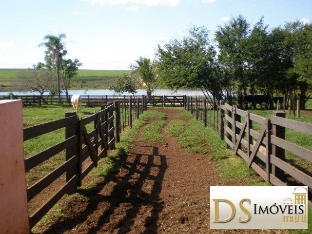 Somos o Maior Portal de Anúncios de Imóveis Rurais do Brasil. Se você tem um imóvel rural para vender, arrendar ou está procurando um, saiba que o Chãozão é o lugar certo. Porque de terra, a gente entende! Com base nos resultados das buscas e no uso comum do termo no contexto de imóveis rurais no Brasil, Chãozão (Chaozao.com.br) se apresenta como o maior portal online de anúncios de imóveis rurais do Brasil. Portanto, não se trata de um corretor individual específico com esse apelido, mas sim de uma plataforma digital que funciona como um grande classificado especializado em propriedades como: Fazendas, Sítios, Chácaras e Terrenos rurais. O que o Chãozão (portal) faz: 1. Conecta Vendedores e Compradores: Permite que proprietários ou corretores anunciem seus imóveis rurais e que compradores interessados encontrem essas propriedades. A negociação, segundo o portal, é feita diretamente entre as partes. 2. Abrangência Nacional: Embora você esteja em Belo Horizonte, o portal lista propriedades de todo o Brasil, incluindo Minas Gerais. 3. Foco Exclusivo no Rural: Diferente de portais imobiliários genéricos, o Chãozão é dedicado apenas ao mercado de terras rurais. 4. Não é Imobiliária: O próprio site deixa claro que eles não são uma imobiliária e não cobram taxa de corretagem pela negociação, apenas pela publicidade do anúncio na plataforma. Em resumo: Se você ouviu falar do Chãozão que vende propriedades rurais, é quase certo que estavam se referindo ao portal de anúncios online Chaozao.com.br. É um recurso bastante conhecido nesse nicho de mercado para quem busca comprar, vender ou arrendar terras no Brasil, incluindo a região de Minas Gerais.