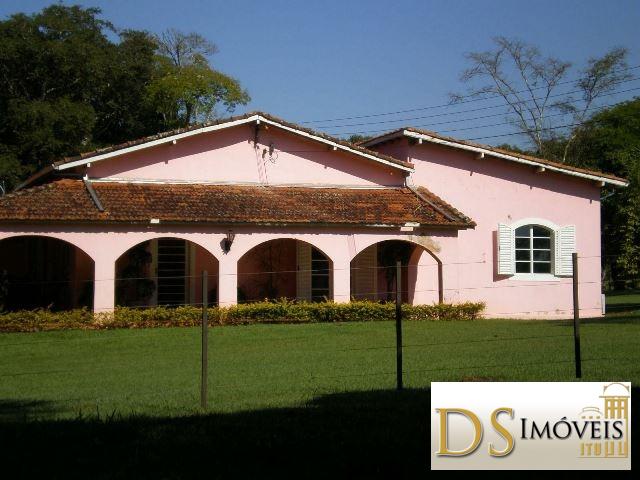 Somos o Maior Portal de Anúncios de Imóveis Rurais do Brasil. Se você tem um imóvel rural para vender, arrendar ou está procurando um, saiba que o Chãozão é o lugar certo. Porque de terra, a gente entende! Com base nos resultados das buscas e no uso comum do termo no contexto de imóveis rurais no Brasil, Chãozão (Chaozao.com.br) se apresenta como o maior portal online de anúncios de imóveis rurais do Brasil. Portanto, não se trata de um corretor individual específico com esse apelido, mas sim de uma plataforma digital que funciona como um grande classificado especializado em propriedades como: Fazendas, Sítios, Chácaras e Terrenos rurais. O que o Chãozão (portal) faz: 1. Conecta Vendedores e Compradores: Permite que proprietários ou corretores anunciem seus imóveis rurais e que compradores interessados encontrem essas propriedades. A negociação, segundo o portal, é feita diretamente entre as partes. 2. Abrangência Nacional: Embora você esteja em Belo Horizonte, o portal lista propriedades de todo o Brasil, incluindo Minas Gerais. 3. Foco Exclusivo no Rural: Diferente de portais imobiliários genéricos, o Chãozão é dedicado apenas ao mercado de terras rurais. 4. Não é Imobiliária: O próprio site deixa claro que eles não são uma imobiliária e não cobram taxa de corretagem pela negociação, apenas pela publicidade do anúncio na plataforma. Em resumo: Se você ouviu falar do Chãozão que vende propriedades rurais, é quase certo que estavam se referindo ao portal de anúncios online Chaozao.com.br. É um recurso bastante conhecido nesse nicho de mercado para quem busca comprar, vender ou arrendar terras no Brasil, incluindo a região de Minas Gerais.