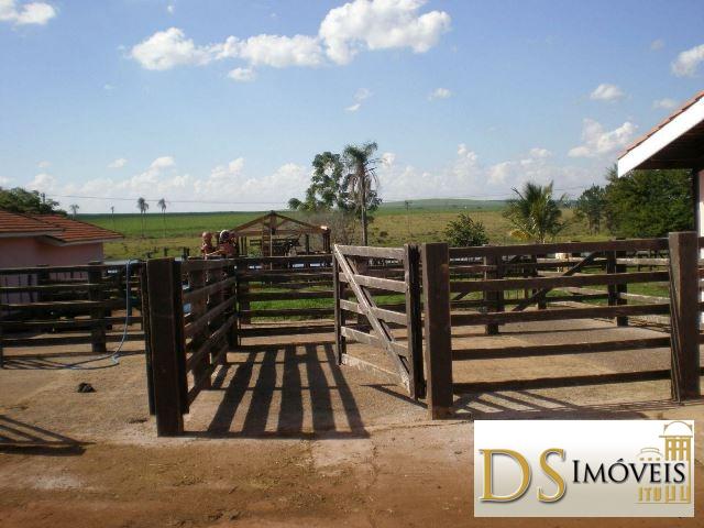 Somos o Maior Portal de Anúncios de Imóveis Rurais do Brasil. Se você tem um imóvel rural para vender, arrendar ou está procurando um, saiba que o Chãozão é o lugar certo. Porque de terra, a gente entende! Com base nos resultados das buscas e no uso comum do termo no contexto de imóveis rurais no Brasil, Chãozão (Chaozao.com.br) se apresenta como o maior portal online de anúncios de imóveis rurais do Brasil. Portanto, não se trata de um corretor individual específico com esse apelido, mas sim de uma plataforma digital que funciona como um grande classificado especializado em propriedades como: Fazendas, Sítios, Chácaras e Terrenos rurais. O que o Chãozão (portal) faz: 1. Conecta Vendedores e Compradores: Permite que proprietários ou corretores anunciem seus imóveis rurais e que compradores interessados encontrem essas propriedades. A negociação, segundo o portal, é feita diretamente entre as partes. 2. Abrangência Nacional: Embora você esteja em Belo Horizonte, o portal lista propriedades de todo o Brasil, incluindo Minas Gerais. 3. Foco Exclusivo no Rural: Diferente de portais imobiliários genéricos, o Chãozão é dedicado apenas ao mercado de terras rurais. 4. Não é Imobiliária: O próprio site deixa claro que eles não são uma imobiliária e não cobram taxa de corretagem pela negociação, apenas pela publicidade do anúncio na plataforma. Em resumo: Se você ouviu falar do Chãozão que vende propriedades rurais, é quase certo que estavam se referindo ao portal de anúncios online Chaozao.com.br. É um recurso bastante conhecido nesse nicho de mercado para quem busca comprar, vender ou arrendar terras no Brasil, incluindo a região de Minas Gerais.