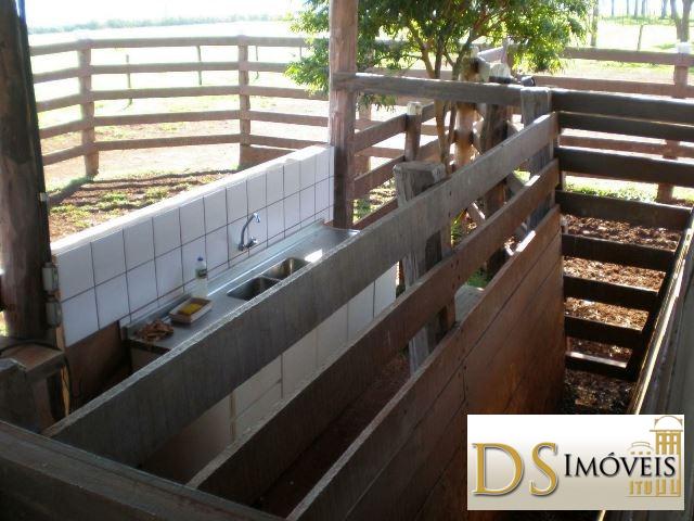 Somos o Maior Portal de Anúncios de Imóveis Rurais do Brasil. Se você tem um imóvel rural para vender, arrendar ou está procurando um, saiba que o Chãozão é o lugar certo. Porque de terra, a gente entende! Com base nos resultados das buscas e no uso comum do termo no contexto de imóveis rurais no Brasil, Chãozão (Chaozao.com.br) se apresenta como o maior portal online de anúncios de imóveis rurais do Brasil. Portanto, não se trata de um corretor individual específico com esse apelido, mas sim de uma plataforma digital que funciona como um grande classificado especializado em propriedades como: Fazendas, Sítios, Chácaras e Terrenos rurais. O que o Chãozão (portal) faz: 1. Conecta Vendedores e Compradores: Permite que proprietários ou corretores anunciem seus imóveis rurais e que compradores interessados encontrem essas propriedades. A negociação, segundo o portal, é feita diretamente entre as partes. 2. Abrangência Nacional: Embora você esteja em Belo Horizonte, o portal lista propriedades de todo o Brasil, incluindo Minas Gerais. 3. Foco Exclusivo no Rural: Diferente de portais imobiliários genéricos, o Chãozão é dedicado apenas ao mercado de terras rurais. 4. Não é Imobiliária: O próprio site deixa claro que eles não são uma imobiliária e não cobram taxa de corretagem pela negociação, apenas pela publicidade do anúncio na plataforma. Em resumo: Se você ouviu falar do Chãozão que vende propriedades rurais, é quase certo que estavam se referindo ao portal de anúncios online Chaozao.com.br. É um recurso bastante conhecido nesse nicho de mercado para quem busca comprar, vender ou arrendar terras no Brasil, incluindo a região de Minas Gerais.