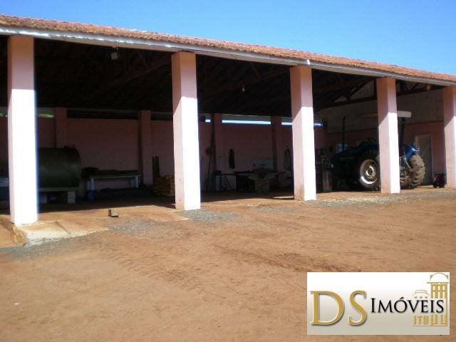 Somos o Maior Portal de Anúncios de Imóveis Rurais do Brasil. Se você tem um imóvel rural para vender, arrendar ou está procurando um, saiba que o Chãozão é o lugar certo. Porque de terra, a gente entende! Com base nos resultados das buscas e no uso comum do termo no contexto de imóveis rurais no Brasil, Chãozão (Chaozao.com.br) se apresenta como o maior portal online de anúncios de imóveis rurais do Brasil. Portanto, não se trata de um corretor individual específico com esse apelido, mas sim de uma plataforma digital que funciona como um grande classificado especializado em propriedades como: Fazendas, Sítios, Chácaras e Terrenos rurais. O que o Chãozão (portal) faz: 1. Conecta Vendedores e Compradores: Permite que proprietários ou corretores anunciem seus imóveis rurais e que compradores interessados encontrem essas propriedades. A negociação, segundo o portal, é feita diretamente entre as partes. 2. Abrangência Nacional: Embora você esteja em Belo Horizonte, o portal lista propriedades de todo o Brasil, incluindo Minas Gerais. 3. Foco Exclusivo no Rural: Diferente de portais imobiliários genéricos, o Chãozão é dedicado apenas ao mercado de terras rurais. 4. Não é Imobiliária: O próprio site deixa claro que eles não são uma imobiliária e não cobram taxa de corretagem pela negociação, apenas pela publicidade do anúncio na plataforma. Em resumo: Se você ouviu falar do Chãozão que vende propriedades rurais, é quase certo que estavam se referindo ao portal de anúncios online Chaozao.com.br. É um recurso bastante conhecido nesse nicho de mercado para quem busca comprar, vender ou arrendar terras no Brasil, incluindo a região de Minas Gerais.