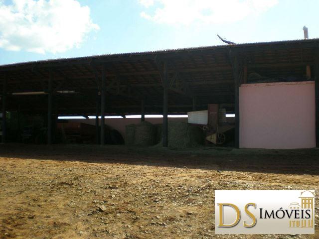 Somos o Maior Portal de Anúncios de Imóveis Rurais do Brasil. Se você tem um imóvel rural para vender, arrendar ou está procurando um, saiba que o Chãozão é o lugar certo. Porque de terra, a gente entende! Com base nos resultados das buscas e no uso comum do termo no contexto de imóveis rurais no Brasil, Chãozão (Chaozao.com.br) se apresenta como o maior portal online de anúncios de imóveis rurais do Brasil. Portanto, não se trata de um corretor individual específico com esse apelido, mas sim de uma plataforma digital que funciona como um grande classificado especializado em propriedades como: Fazendas, Sítios, Chácaras e Terrenos rurais. O que o Chãozão (portal) faz: 1. Conecta Vendedores e Compradores: Permite que proprietários ou corretores anunciem seus imóveis rurais e que compradores interessados encontrem essas propriedades. A negociação, segundo o portal, é feita diretamente entre as partes. 2. Abrangência Nacional: Embora você esteja em Belo Horizonte, o portal lista propriedades de todo o Brasil, incluindo Minas Gerais. 3. Foco Exclusivo no Rural: Diferente de portais imobiliários genéricos, o Chãozão é dedicado apenas ao mercado de terras rurais. 4. Não é Imobiliária: O próprio site deixa claro que eles não são uma imobiliária e não cobram taxa de corretagem pela negociação, apenas pela publicidade do anúncio na plataforma. Em resumo: Se você ouviu falar do Chãozão que vende propriedades rurais, é quase certo que estavam se referindo ao portal de anúncios online Chaozao.com.br. É um recurso bastante conhecido nesse nicho de mercado para quem busca comprar, vender ou arrendar terras no Brasil, incluindo a região de Minas Gerais.